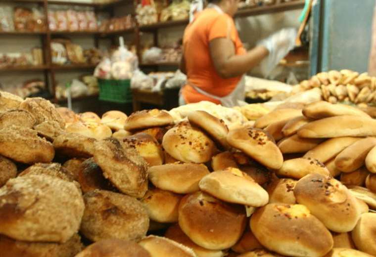 Lee más sobre el artículo El precio del pan se mantiene en Bs 0,50 en Santa Cruz y el Gobierno dice que panificadores tienen un margen de utilidad de 22%