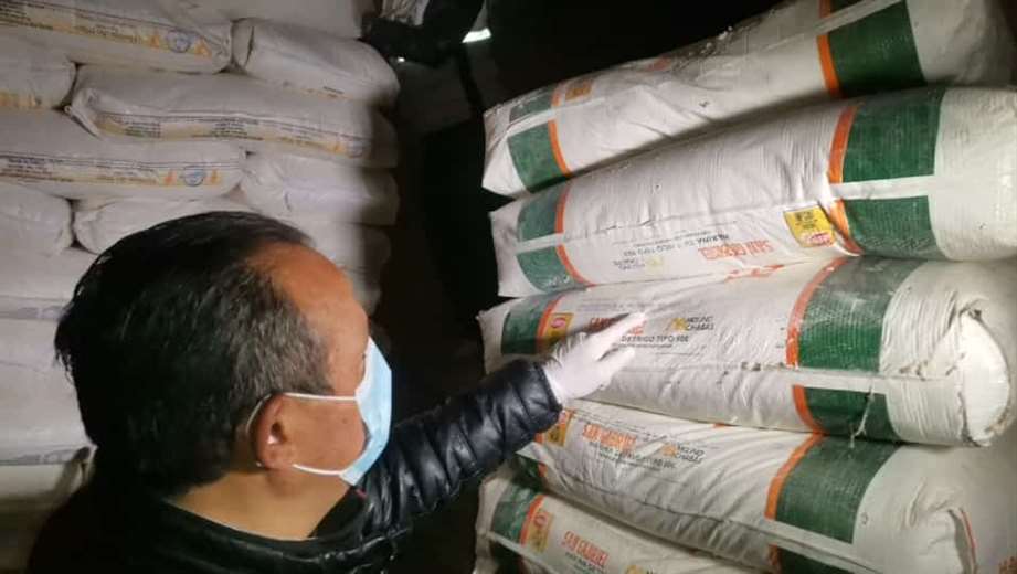 Lee más sobre el artículo Decomisan 3,5 toneladas de harina vencida y de contrabando en Cochabamba