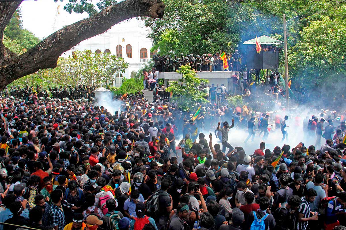 Lee más sobre el artículo Manifestantes irrumpen en oficina de primer ministro de Sri Lanka tras huida del presidente