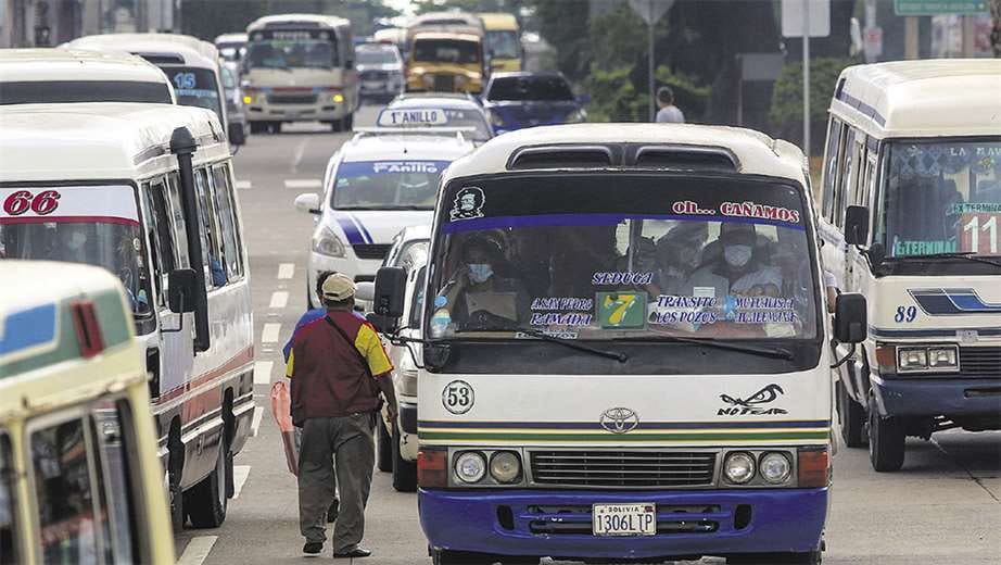 Lee más sobre el artículo Transportistas salen en marcha para exigir al alcalde que retire las obras del BRT