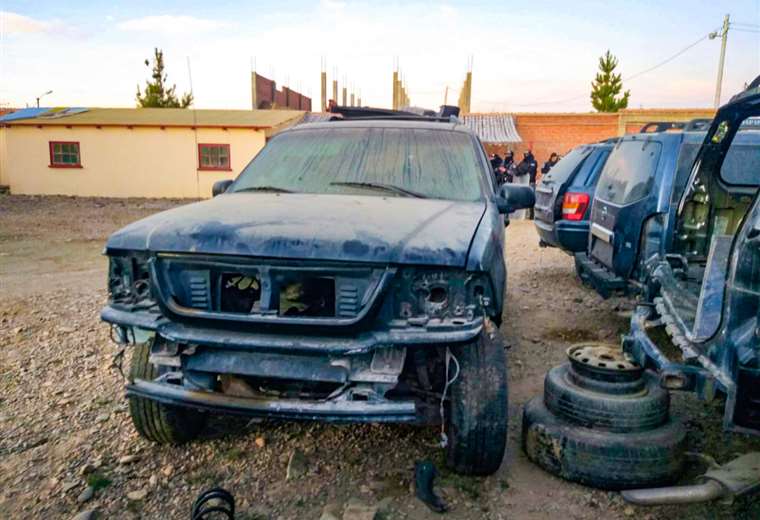 Lee más sobre el artículo Descubren 14 vehículos indocumentados y autopartes en una vivienda en Oruro
