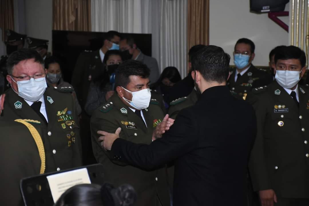 Lee más sobre el artículo Posesionan a nuevos directores nacionales y comandantes departamentales de la Policía Boliviana