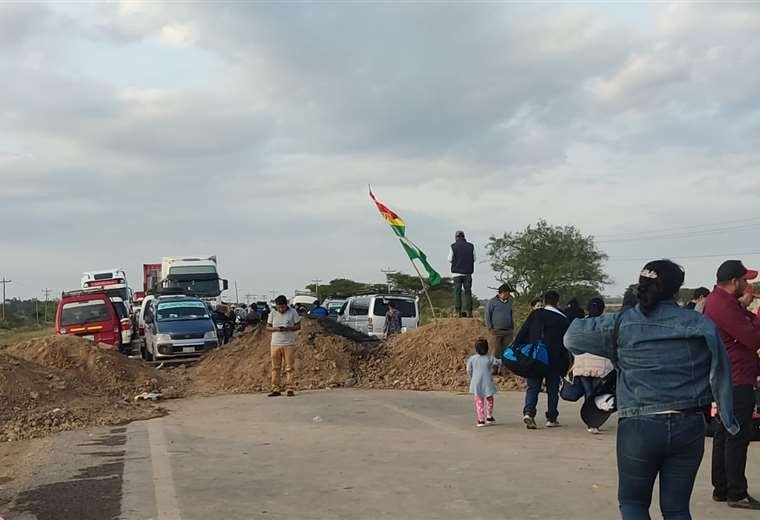 Lee más sobre el artículo Campesinos instalan dos nuevos puntos de bloqueo en la ruta Santa Cruz-Beni