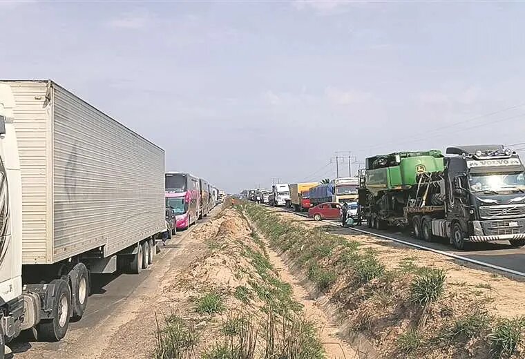 Lee más sobre el artículo Bloqueo de campesinos en Santa Cruz deja parados más de 1.000 camiones; advierten con toma del INRA