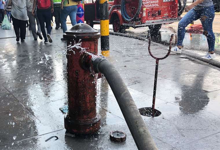 Lee más sobre el artículo Ante reclamo de falta de hidrantes para reabastecer agua, Saguapac exhibe que hay 9 cerca del Mutualista
