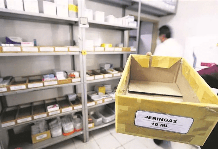Lee más sobre el artículo Pacientes sacan de su bolsillo para los remedios y médicos paran este jueves