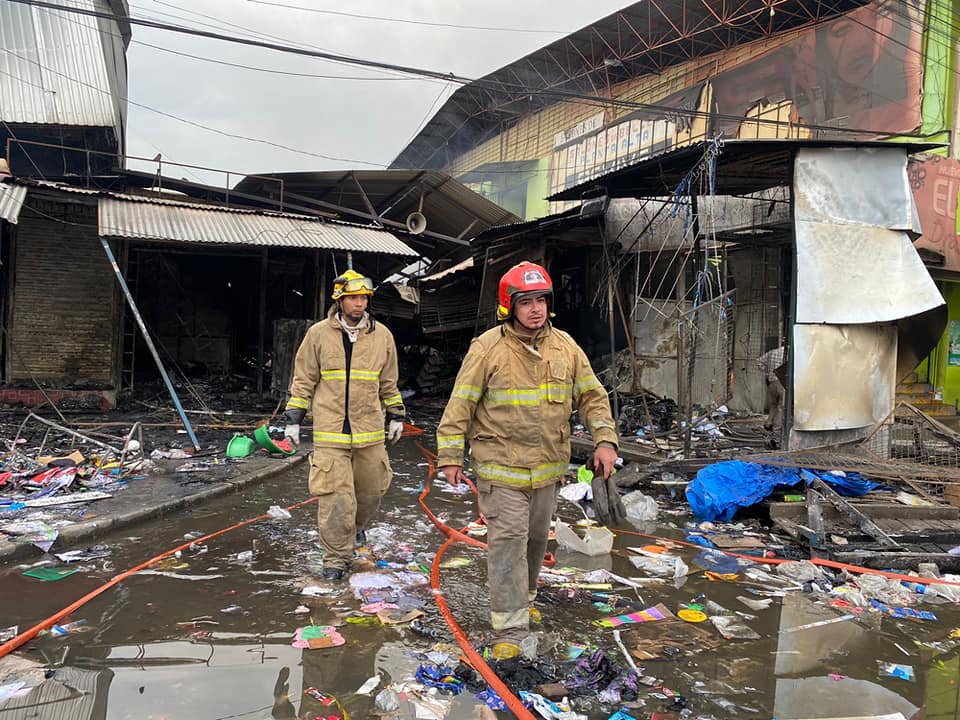 Lee más sobre el artículo Falta de hidrantes y equipos de emergencia frenaron la lucha contra el incendio en el mercado Mutualista
