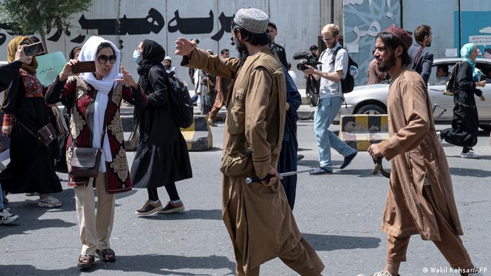 Lee más sobre el artículo Talibanes disparan para dispersar manifestación de mujeres