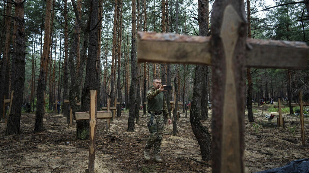 Lee más sobre el artículo Ucrania halla fosas comunes “con más de 400 cuerpos” en zonas liberadas de Rusia