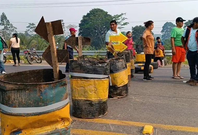 Lee más sobre el artículo Vecinos de San Carlos bloquean la carretera a Cochabamba en demanda de ítems y mejoras para el hospital