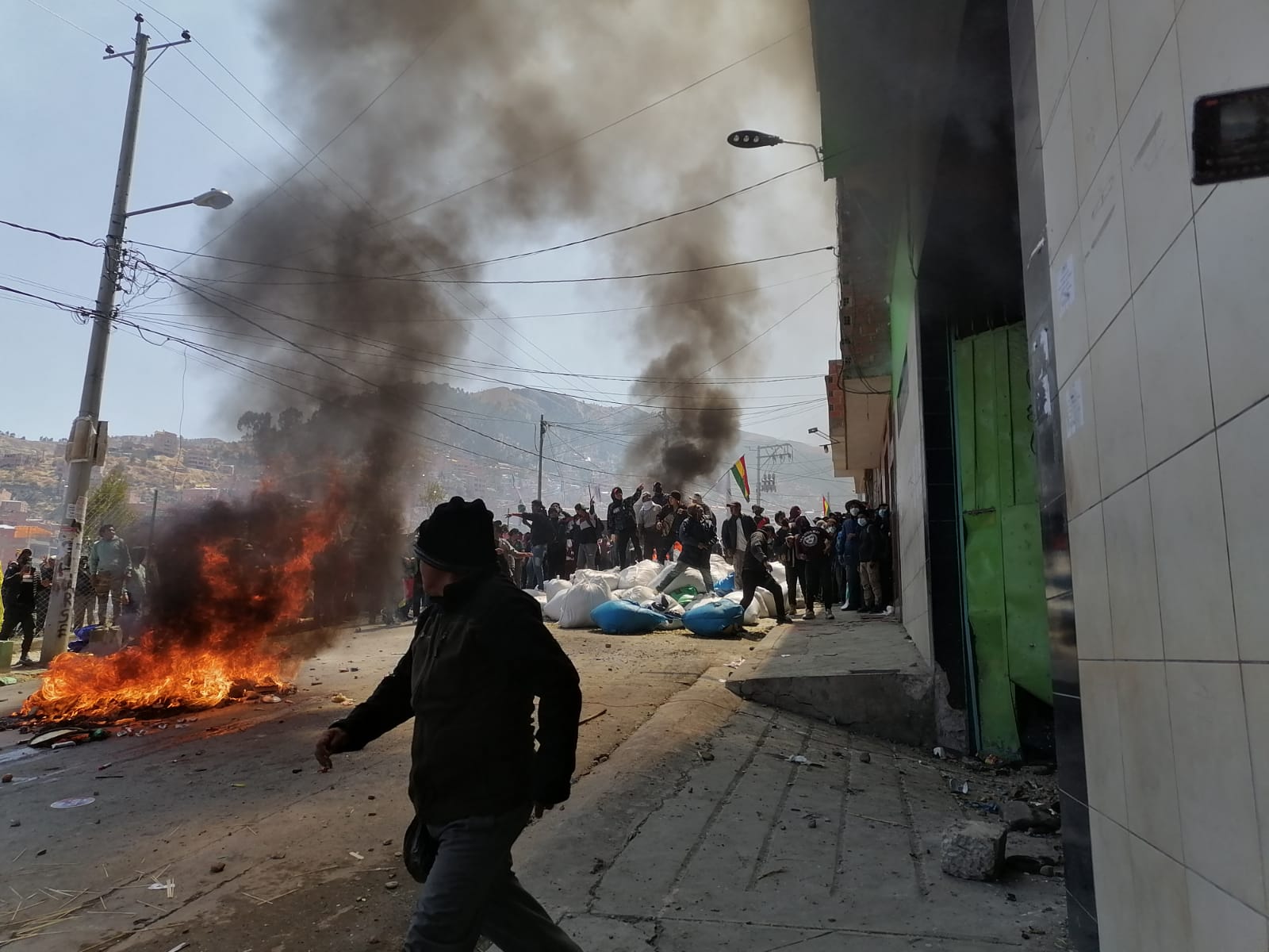 Lee más sobre el artículo Cocaleros toman a la fuerza el mercado paralelo y le prenden fuego