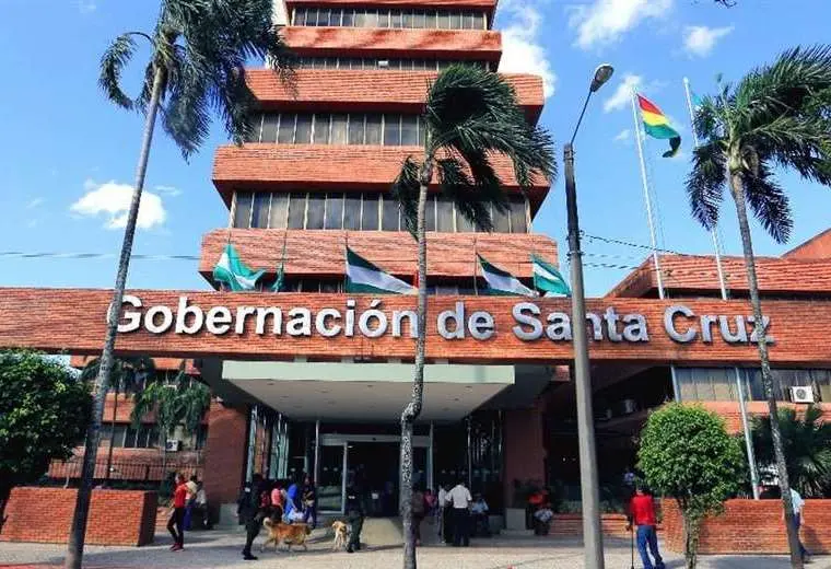 Lee más sobre el artículo Fiscalía allana oficinas de la Gobernación de Santa Cruz para investigar denuncias de corrupción