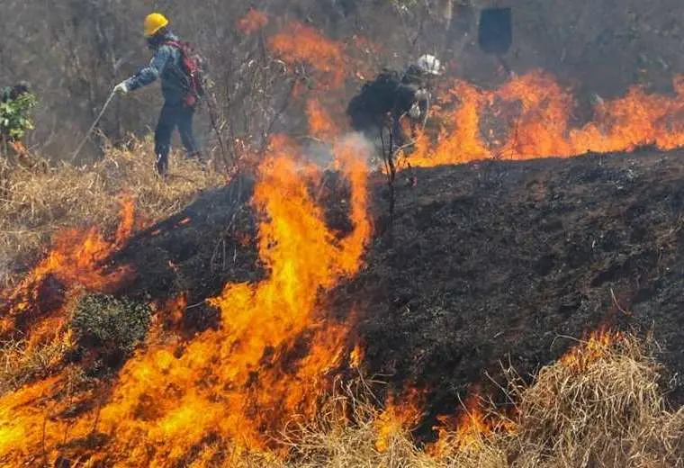 Lee más sobre el artículo Santa Cruz registra un 66% de riesgo extremo de ocurrencia de incendios forestales y tiene 21 puntos activos