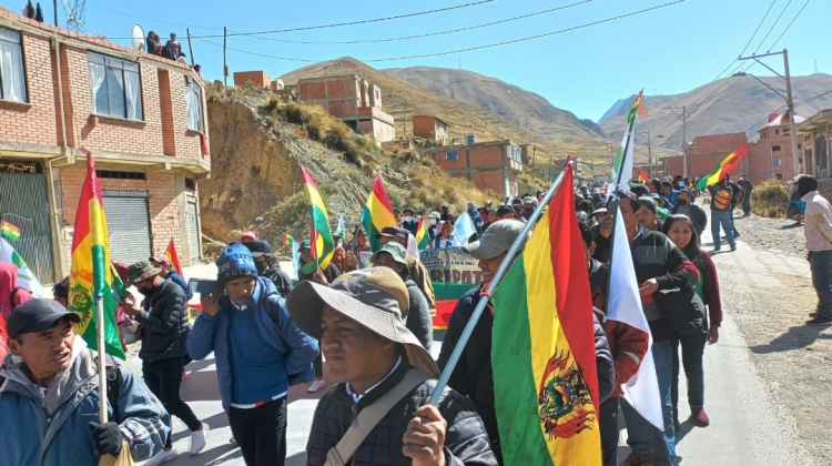 Lee más sobre el artículo Marcha cocalera ingresa a La Paz y existe fuerte resguardo policial en el mercado paralelo