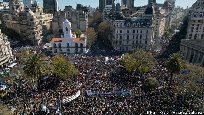 Lee más sobre el artículo Argentina sale a las calles en repudio de atentado contra Cristina Kirchner
