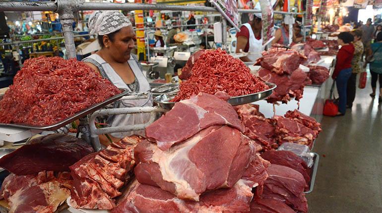Lee más sobre el artículo Carniceros advierten con subir el precio de la carne de res hasta en Bs 3; el Gobierno lo descarta