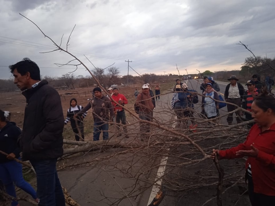 Lee más sobre el artículo Bloqueo en Mora en demanda de saneamiento de tierras desconecta a la capital cruceña de Camiri y Tarija