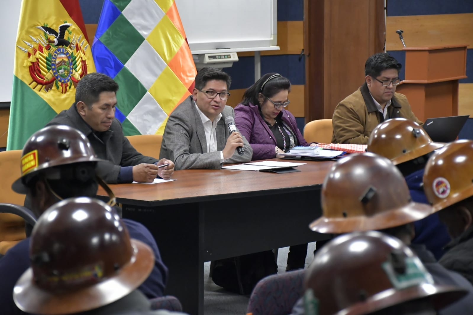 Lee más sobre el artículo Trabajadores de Huanuni firman acuerdo con el Gobierno y frenan migración de datos de los mineros a la Gestora