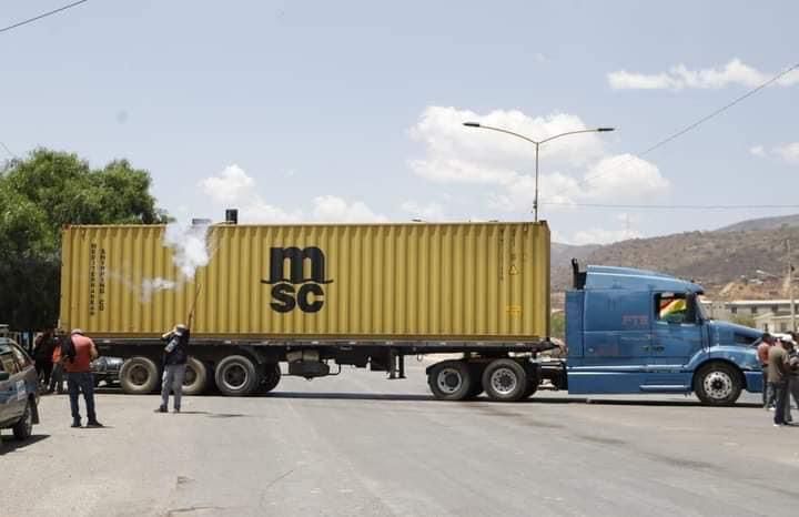 Lee más sobre el artículo Cámara de Transporte de Cochabamba inicia paro indefinido para exigir que se levante el cerco en Santa Cruz