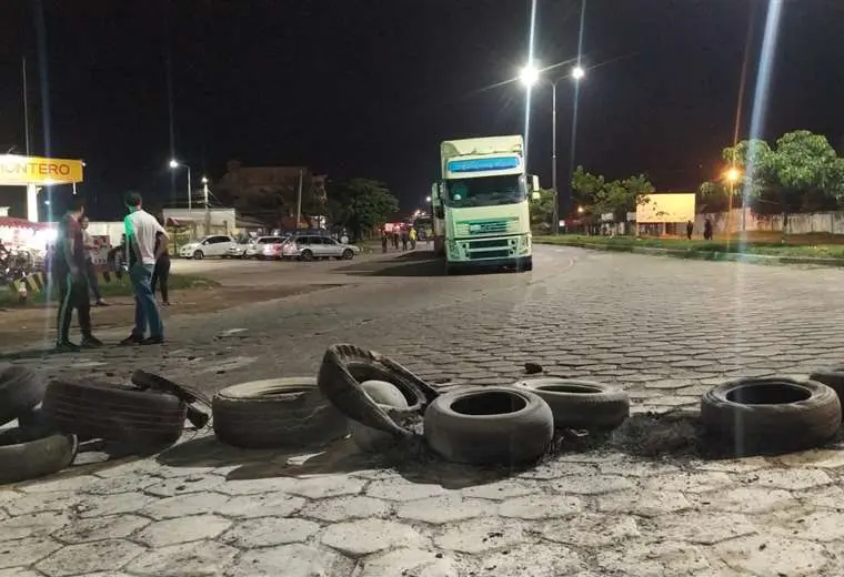 Lee más sobre el artículo Seis municipios, en el norte cruceño y la Chiquitania, amanecieron con carreteras bloqueadas