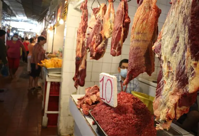 Lee más sobre el artículo Carniceros cruceños desconocen a dirigencia nacional, pero en los mercados suben el precio de la carne de res y cerdo