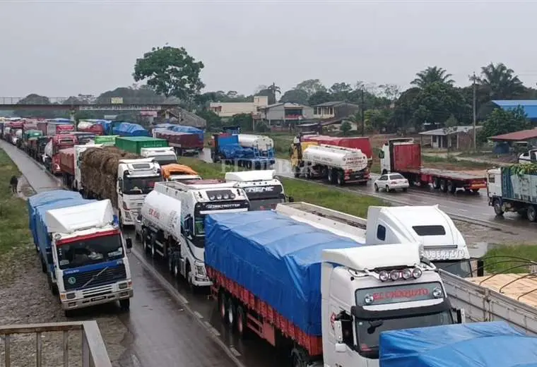 Lee más sobre el artículo Vía expedita en la ruta Santa Cruz-Cochabamba: los productores de Bulo Bulo levantaron el bloqueo tras acuerdo con el Gobierno