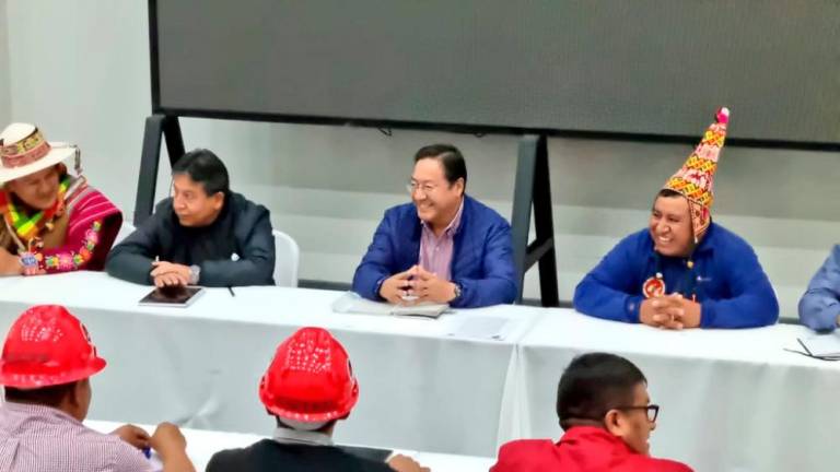 Lee más sobre el artículo Arce se reunió con Evo, la COB y dirigentes del Pacto de Unidad en Cochabamba