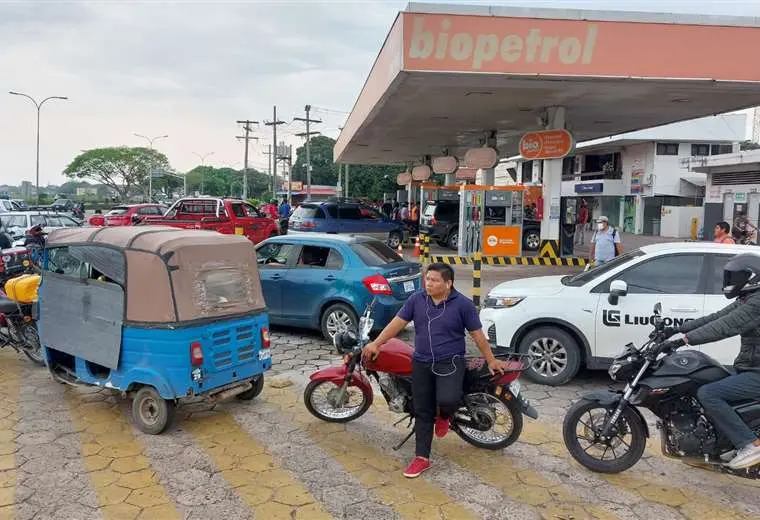 Lee más sobre el artículo Surtidores de la capital cruceña venden saldos y no reciben combustible desde hace tres días