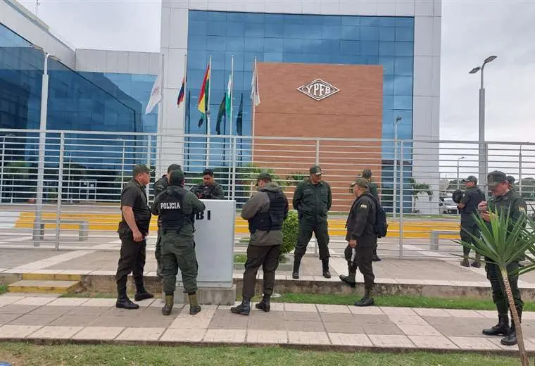 Lee más sobre el artículo Contingente policial resguarda las instalaciones donde se reunirá la “mesa técnica” por el censo