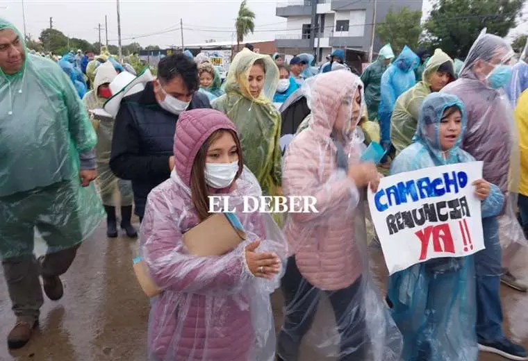 Lee más sobre el artículo Afines al MAS marchan pidiendo la renuncia de Camacho y que se suspenda el paro por el censo