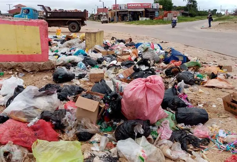 Lee más sobre el artículo Volquetas y camiones están varados en el ingreso al vertedero; bloqueo de afines al MAS impide el descargado de basura