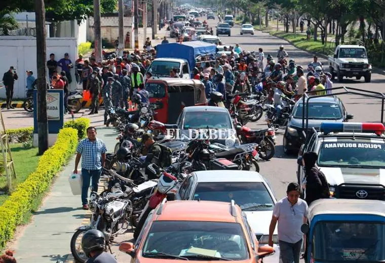 Lee más sobre el artículo Revendedores de combustible ofertan gasolina entre 12 a 15 bolivianos el litro