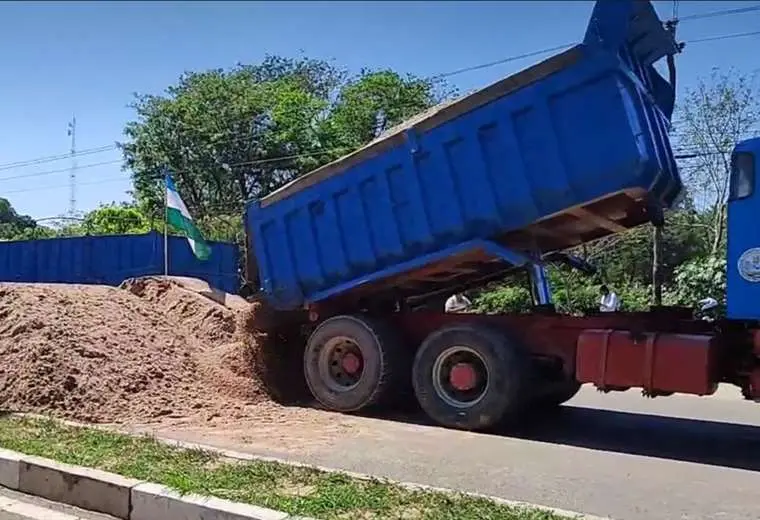 Lee más sobre el artículo “Por aquí no va a pasar nadie”: comienza el cerco a Santa Cruz con el cierre de la ruta a los valles