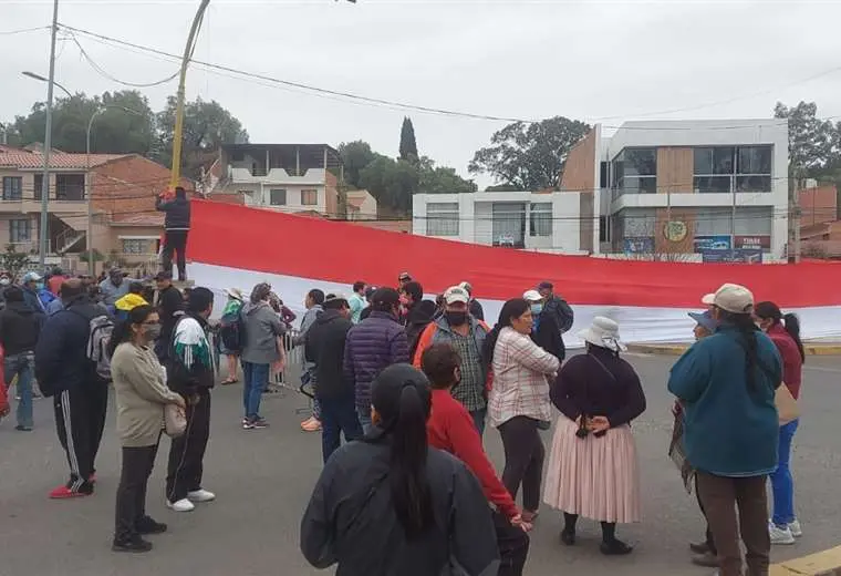Lee más sobre el artículo Con puntos de bloqueos en carreteras, cívicos de Tarija inician paro de 24 horas en apoyo al censo