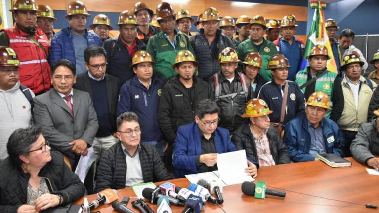 Lee más sobre el artículo Gobierno y mineros sellan acuerdo: auríferos tributarán 4,8% y levantan sus protestas
