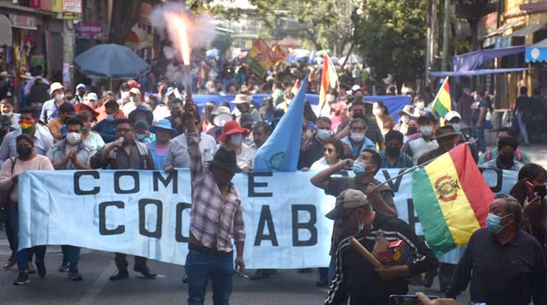 Lee más sobre el artículo Cívicos y plataformas protagonizan masiva marcha en Cochabamba y plantean ‘censo digital’