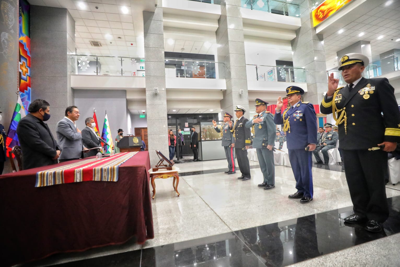 Lee más sobre el artículo Arce cambia el mando al interior de las Fuerzas Armadas; Arandia asume como comandante