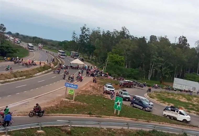 Lee más sobre el artículo Portachuelo amplía el bloqueo en la carretera hacia Cochabamba por 72 horas más