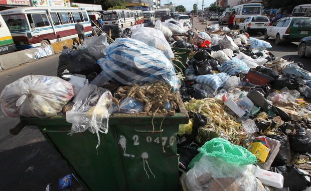 Lee más sobre el artículo Vecinos reclaman por la falta de recojo de basura y Emacruz pide paciencia