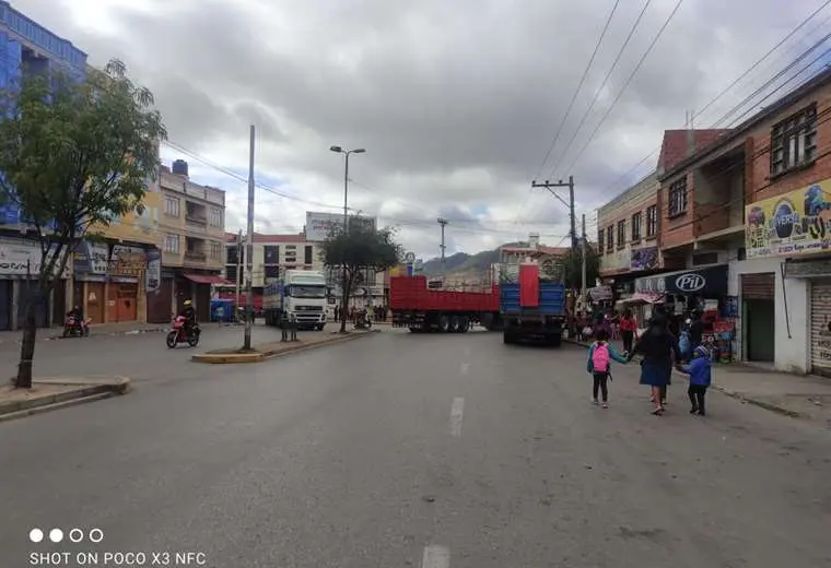 Lee más sobre el artículo El transporte pesado en Sucre bloquea para exigir solución al conflicto por el Censo