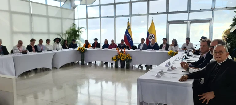 Lee más sobre el artículo Empieza la reinstalación de la mesa de diálogo con el ELN en Caracas, Venezuela