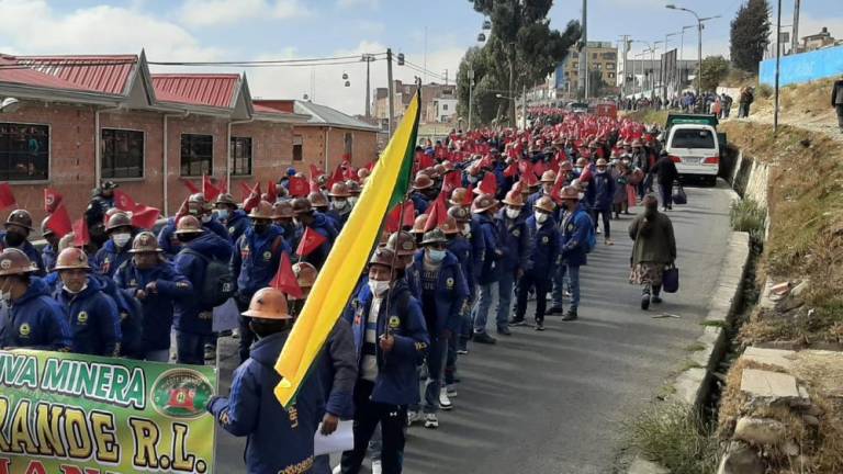 Lee más sobre el artículo Masiva marcha de cooperativistas mineros se dirige al centro para exigir atención del Gobierno