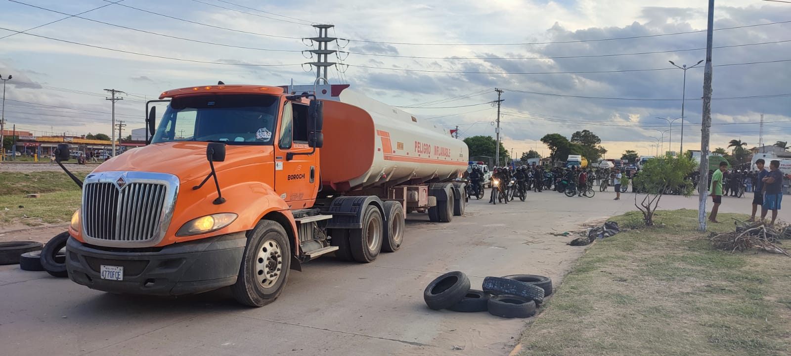 Lee más sobre el artículo Policía coordina con YPFB la salida de 157 cisternas de la refinería de Palmasola