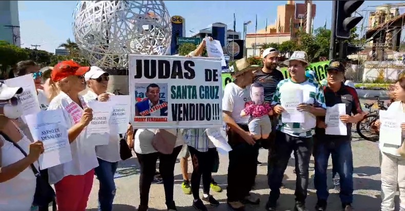 Lee más sobre el artículo Activistas y dirigentes vecinales marchan hacia la Alcaldía para pedir que Jhonny Fernández desaloje el edificio