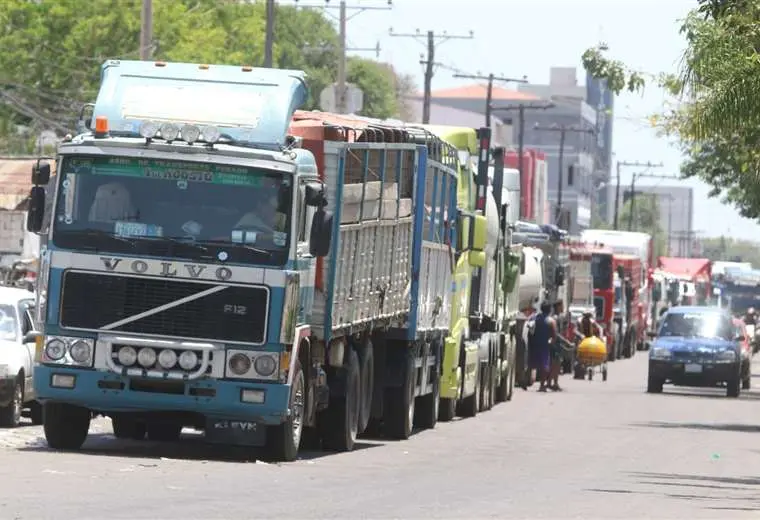Lee más sobre el artículo Transporte pesado anuncia cierre de fronteras en Yacuiba y Desaguadero; advierte con bloqueo total si persiste el conflicto por el censo