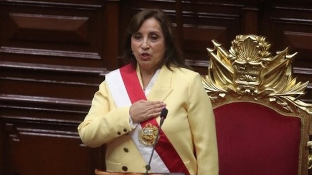 Lee más sobre el artículo Dina Boluarte, la primera mujer presidenta de Perú que asumió el cargo tras la destitución de Pedro Castillo