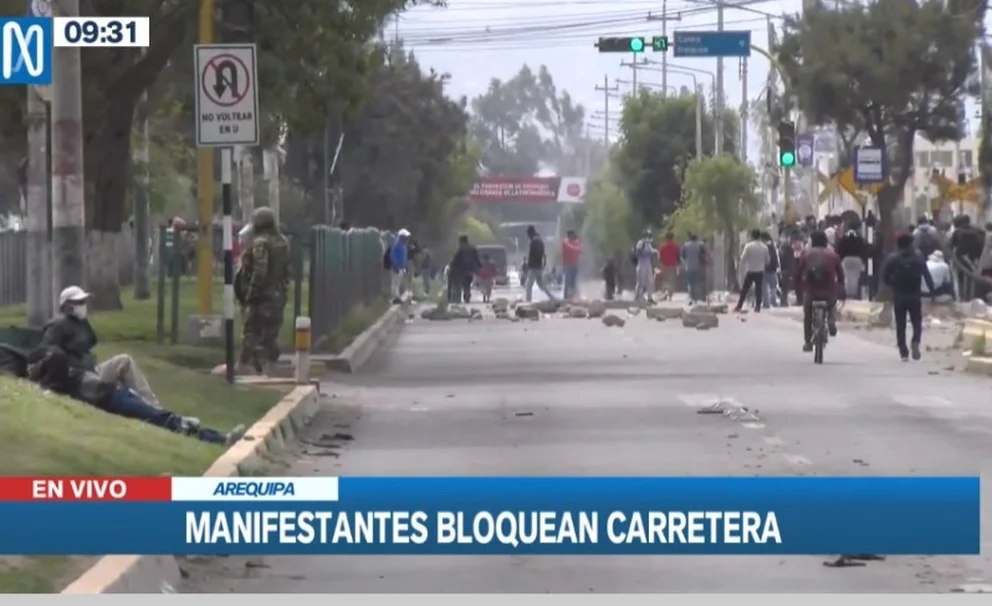 Lee más sobre el artículo Crisis en Perú: Dina Boluarte anunció elecciones anticipadas, pero siguen las protestas y bloqueos de carreteras