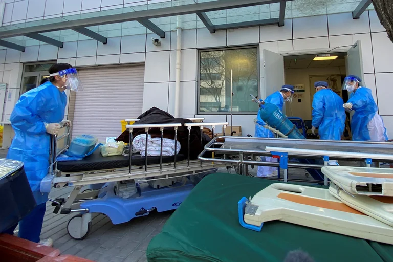 Lee más sobre el artículo Los hospitales están desbordados en China por la ola de casos de COVID-19
