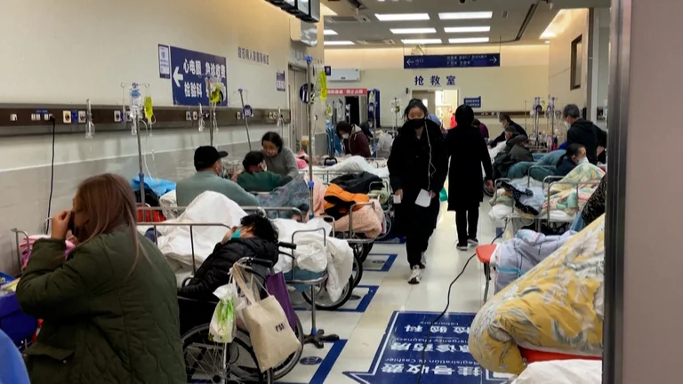 Lee más sobre el artículo El colapso del sistema sanitario en China por el rebrote de COVID: pacientes en el suelo y falta de camas