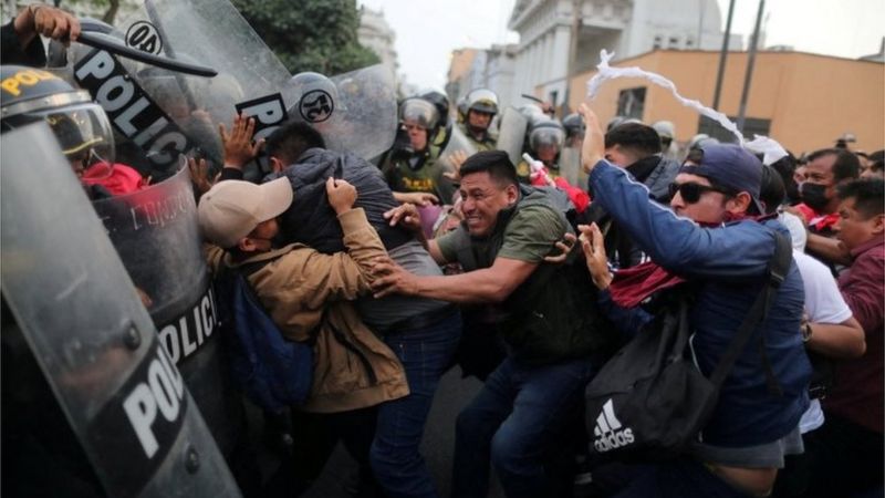Lee más sobre el artículo Crisis en Perú: manifestantes exigen nuevas elecciones y la presidenta Boluarte sopesa convocarlas